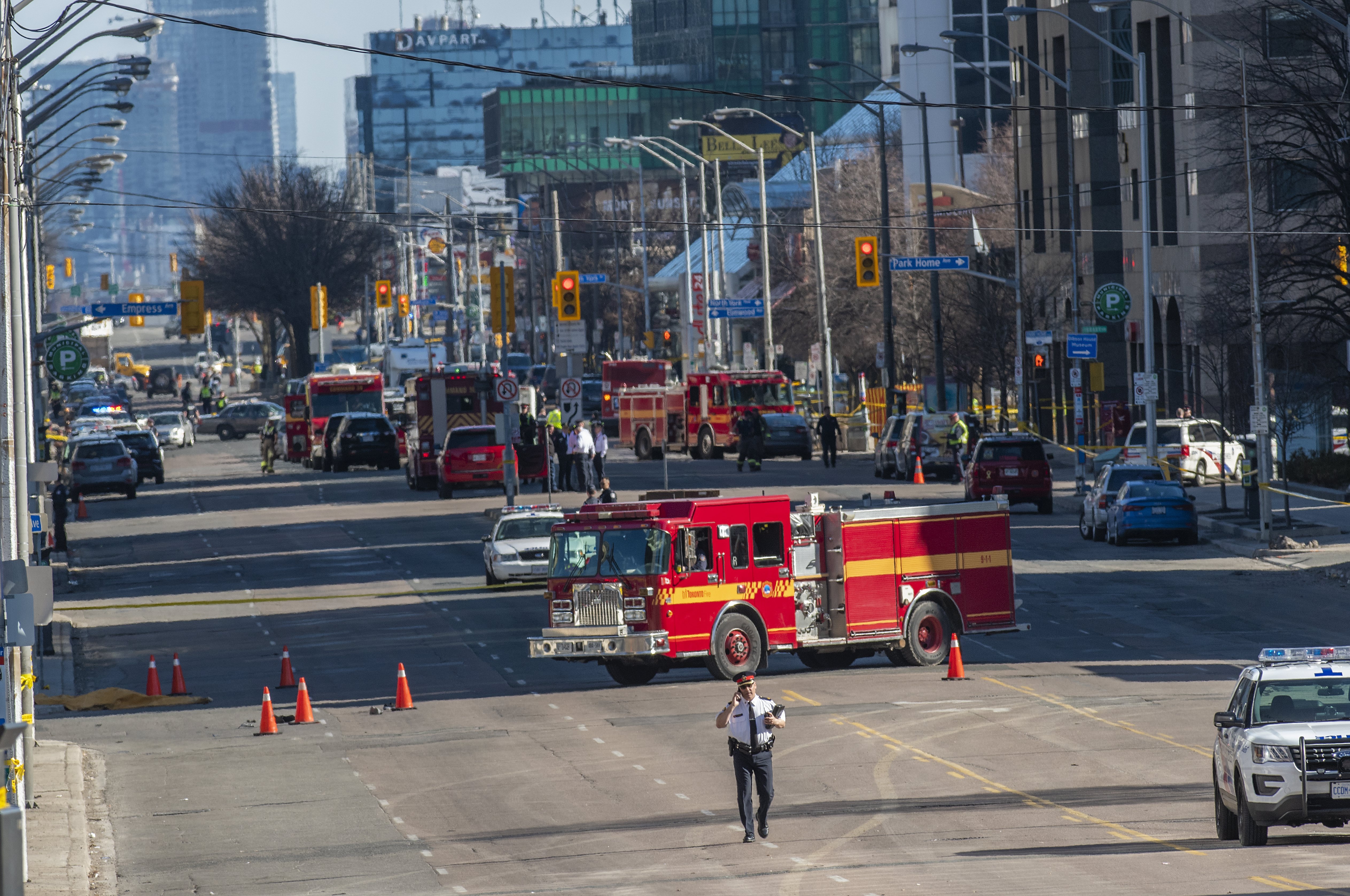 Броят на жертвите нарасна на 10, а ранените са 15, след като мъж прегази група хора с ван в Торонто, Канада