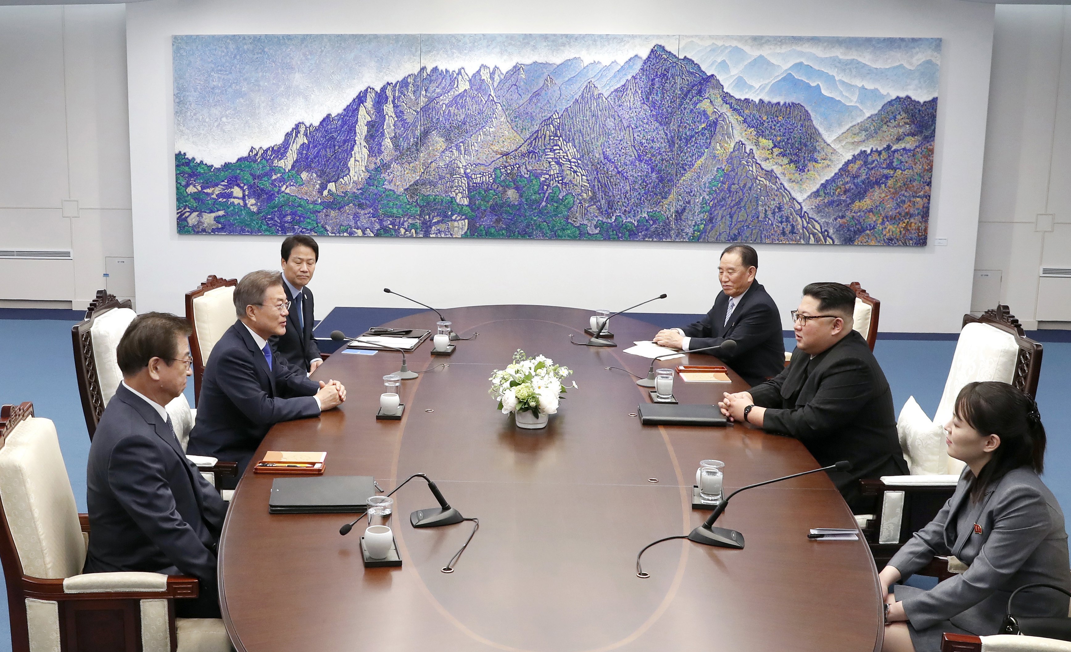 Ким Чен-ун стана първият лидер на севернокорейската държава, който преминава от южната страна на границата от 1953 г. Двамата с южнокорейския му колега демонстративно си стиснаха ръцете на граничната линия.
