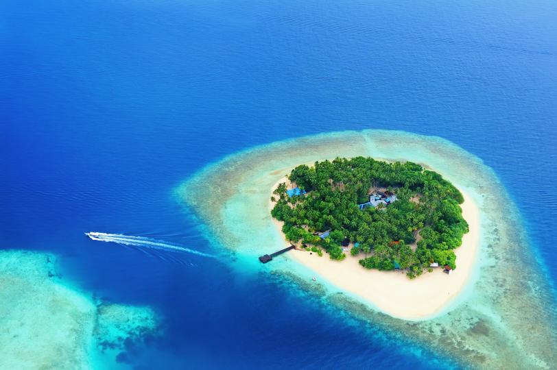 <p>Сейшелите и Малдивите могат да изчезнат от лицето на планетата. Учени увериха, че желаещите да посетят някои от най-популярните места за отдих на нашата планета имат на разположение не повече от 10 години, за да го сторят.</p>