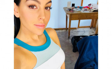 Джорджина показа блестящ пръстен, но дали е годежен?