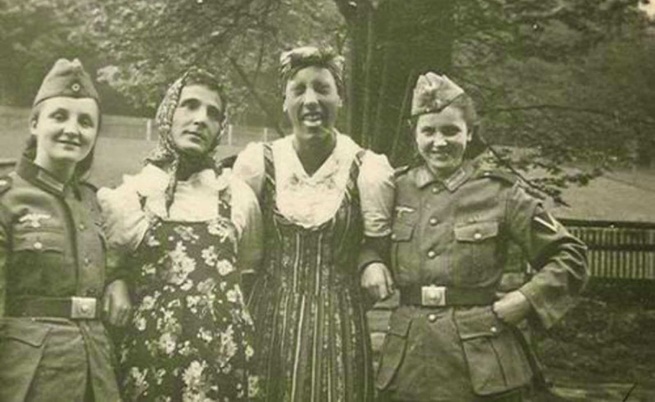 Войници са разменили униформите си с дрехите на приятелките си.