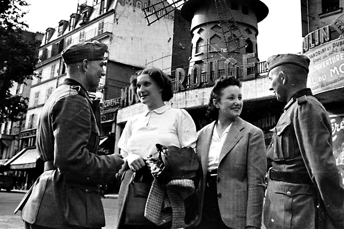 През 1942 г. Германия е окупирала обширни територии и доминира над по-голямата част от Европа. Германските военни са почти навсякъде и идва момент, в който започват да си търсят жени. 
Войниците имали много какво да предложат на една жена, особено тези с по-висок ранг и повече привилегии, а наивните французойки нямали нищо против да се възползват от тези привилегии, хвърляйки се в обятията на врага, без да осъзнават какво престъпление извършват.