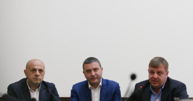 Вицепремиерът и министър на отбраната Красимир Каракачанов покани лидерът на