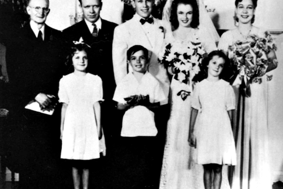 Холивудският секссимвол Мерилин Монро успява да вземе своята доза любов и бракове, въпреки че си отива от този свят едва 36-годишна. До смъртта си иконичната блондинка има зад гърба си три развода.

Първия си брак тя сключва през юни 1942 г. - по-малко от месец след като навършва 16. Името на щастливеца е Джеймс Доуърти.
Момчето се жени за Мерилин, тогава все още Норма Джийн, за да я предпази от попадане в дом, след като майка ѝ е приета в психиатрична клиника за пореден път, а приемното ѝ семейство се мести от града и не може да я вземе със себе си.
„Решихме да се оженим, за да не я пратят в дом, но въпреки това бяхме влюбени“, разказва след години Джеймс Доуърти.