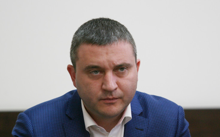 Финансовият министър разкри кой ще плати ВВС да летят над стадиона