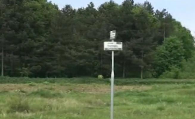 Пълен абсурд: Насред поле до София - знак за кръстовище