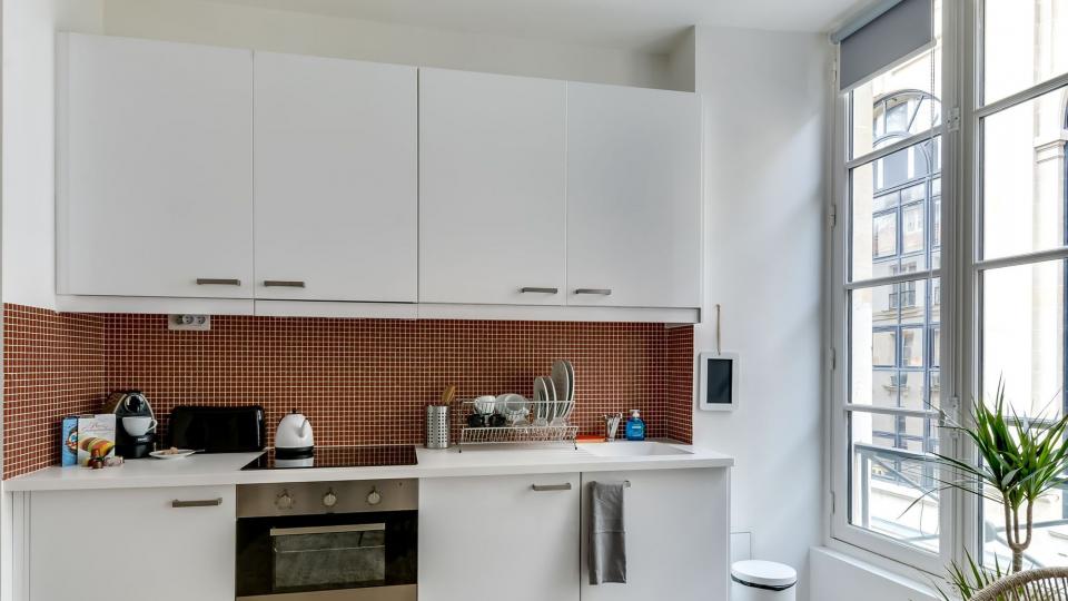 Хубави шкафове, акцент на стената или характерна лампа и тясната ви кухня ще стане малко бижу.