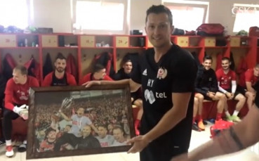 ЦСКА поздрави Янев за рождения му ден, Чорбаджийски му връчи подарък