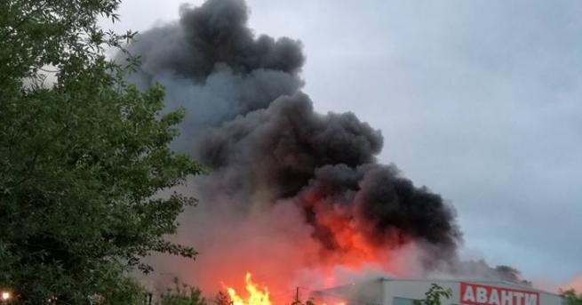 Гори склад в столичния квартал Красна поляна близо до болница