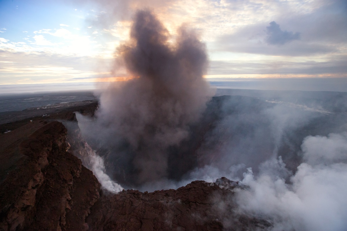 Изригна вулканът Килауеа на най-големия хавайски остров. Около 10 000 жители на Хавайските острови бяха приканени да се евакуират. Изригването на лава и пепел от вулкана бе предшествано от земетресение с магнитуд 5 по скалата на Рихтер в района.