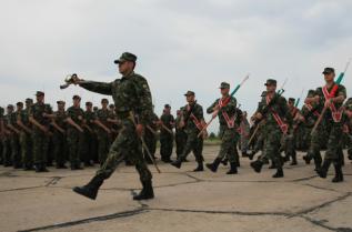  В региона на летище Доброславци се организира подготовка за военния церемониал на представителните блокове на типовете въоръжени сили и техниката, на въоръжение в Българската войска. 