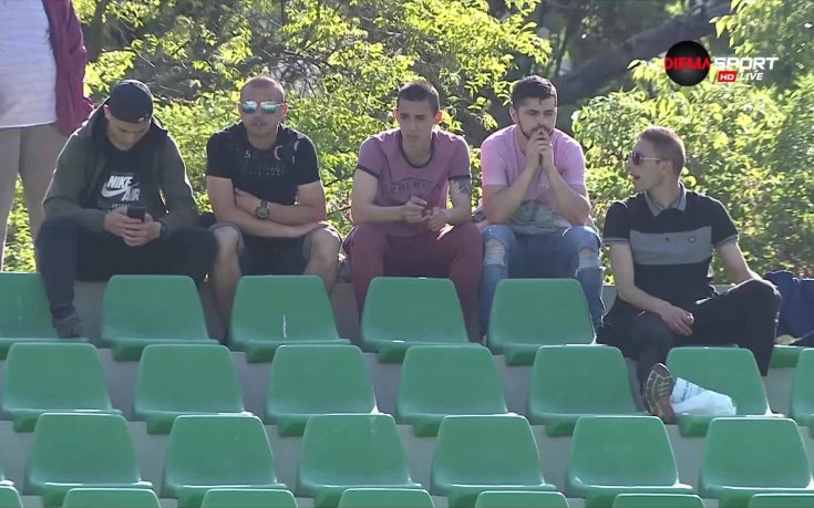 Мариян Огнянов на трибуните на 