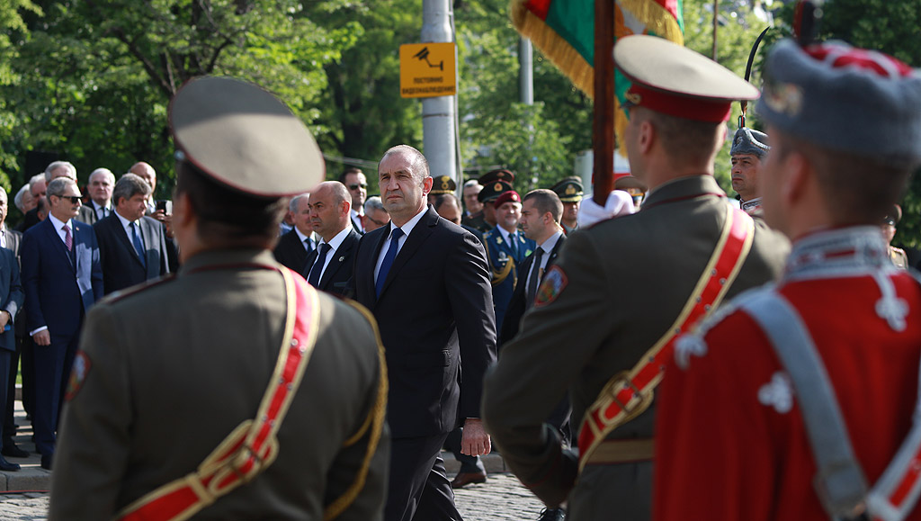 Почит пред загиналите български герои отдадоха президентът и главнокомандващ Въоръжените сили Румен Радев, вицепрезидентът Илияна Йотова, вицепремиерът и министър на отбраната Красимир Каракачанов.