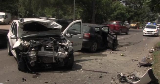 Трима ранени след тежка катастрофа между два автомобила на столичния