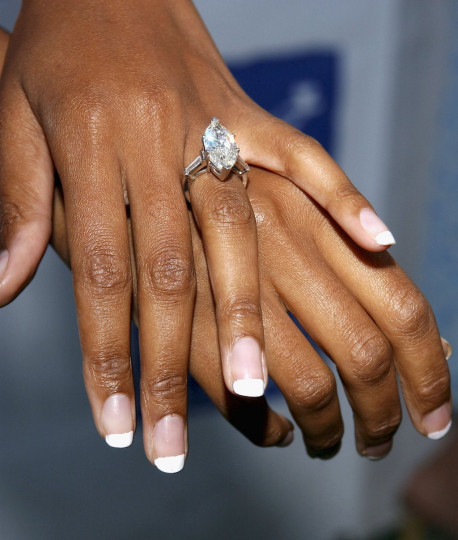 Красив френски маникюр и впечатляващ пръстен с диамант на ръцете на Трейси Бингам