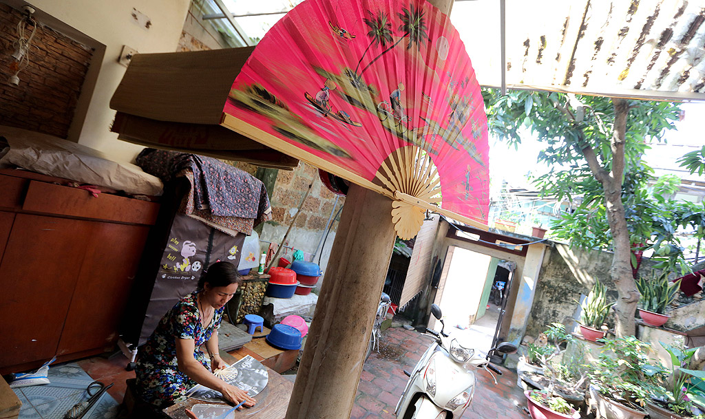 Изработка на ветрила от изрисувана хартия в Чан Сон, известно традиционно занаятчийско село в област Thach That, на около 30 километра от Ханой, Виетнам. Тук селяните  изработват ветрила от векове, техните произведения се изнасят на много пазари по света като Япония, Корея и някои страни от ЕС. Семейство Туан прави около 5 000 хартиени ветрила месечно, декоративни ветрила и гигантски сувенирни изделия.