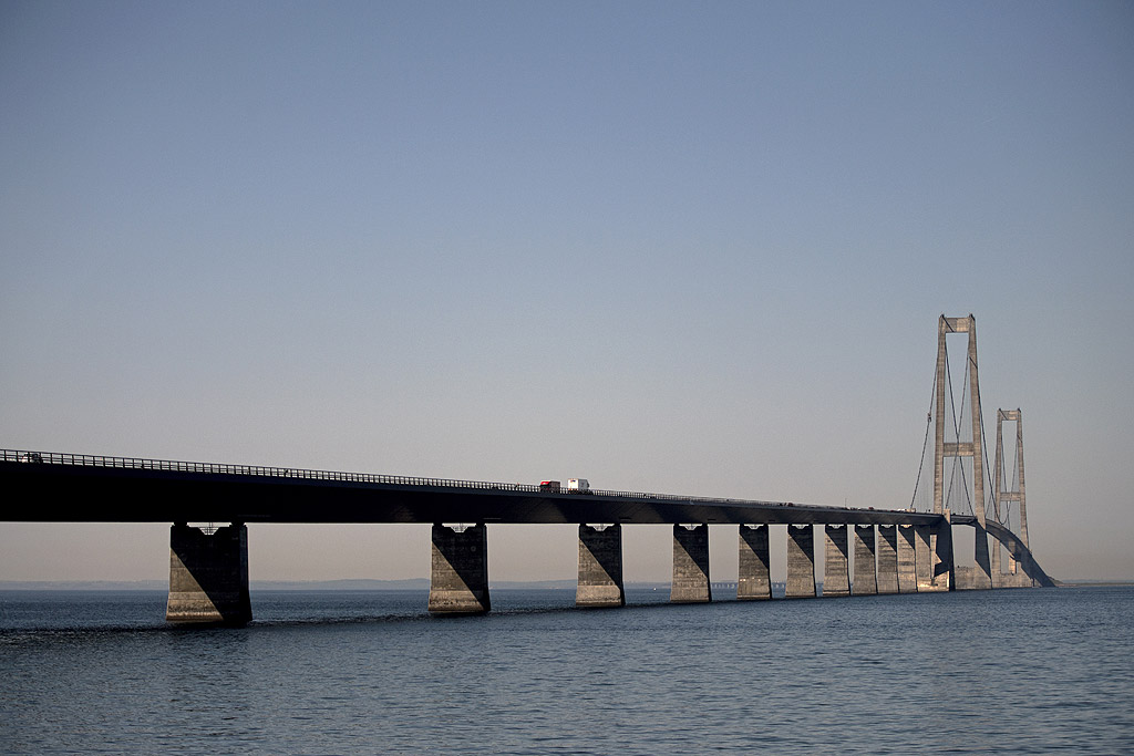 Мостът "Сторебелт" свързва островите Фюн и Шеланд респективно източна и западна Дания. Мостът е с дължина 13,4 километра и е открит от датската кралица Маргарет на 14 юни 1998 г. Той започва от крайбрежния град Nyborg и свършва при град Korsor и представлява основната пътна връзка на Копенхаген с Одензе и останалата западна част на Дания и Германия. Мостовете „Йоресунд“ и „Сторебелт“ са част от сухопътната артерия, която свързва Швеция с Дания и останалата част от континентална Европа.