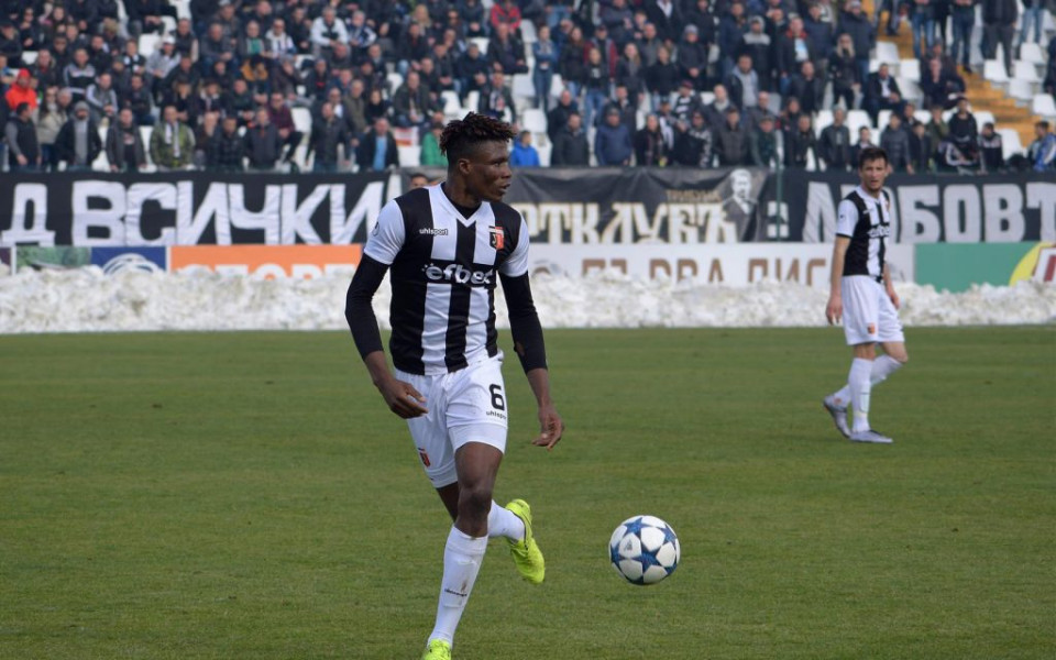 Централният защитник на Локомотив Пловдив Стивън Езе е пред трансфер