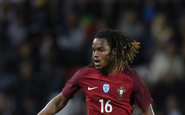 Полузащитникът и европейски шампион с Португалия от UEFA EURO 2016