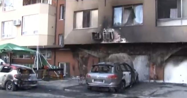 Пет автомобила горяха пред жилищна сграда в Бургас Инцидентът е станал