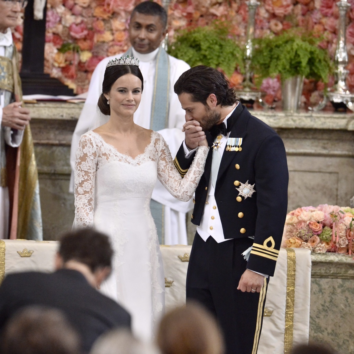 Красивият принц Карл Филип от Швеция се ожени за невероятната принцеса София през 2015 г. Цената на роклята не се разкрива, но се знае, че тя е изработена от копринена органза, креп и ръчно изработена дантела в три нюанса на бялото. Нейният дълъг шлейф е също ръчно изрязан и ръчно зашит.