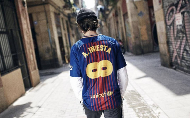 Барселона публикува в социалните мрежи специалната фланелка, която ще бъде