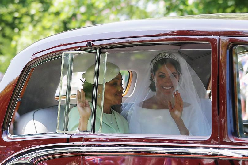 <p>Ето я и Меган Маркъл като булка. Тя е избрала за сватбения ден прекрасна рокля на &quot;Живанши&quot;. Сватбената церемония вече започна...</p>
