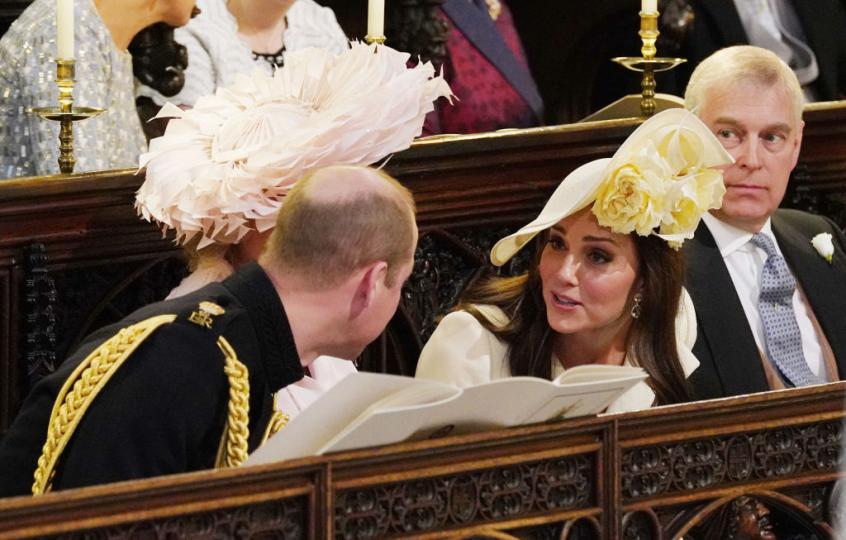 <p>Сладки мигове на Кейт Мидълтън и принц Уилям и децата им принцеса Шарлот и принц Джордж по време на сватбената церемония. Принц Джордж е по-срамежлив и се крие зад татко Уилям...</p>