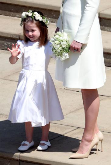 <p>Сладки мигове на Кейт Мидълтън и принц Уилям и децата им принцеса Шарлот и принц Джордж по време на сватбената церемония.&nbsp;Принц Джордж е по-срамежлив и се крие зад татко Уилям...</p>