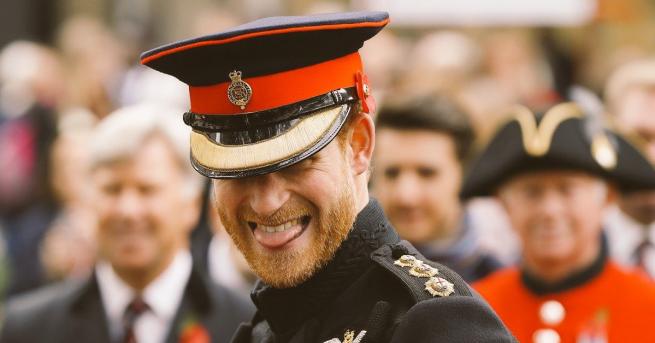 Принц Хари наруши традицията и вече носи брачна халка на безименния