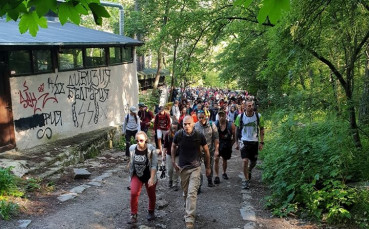 Хиляди почетоха Боян Петров с поход до Копитото