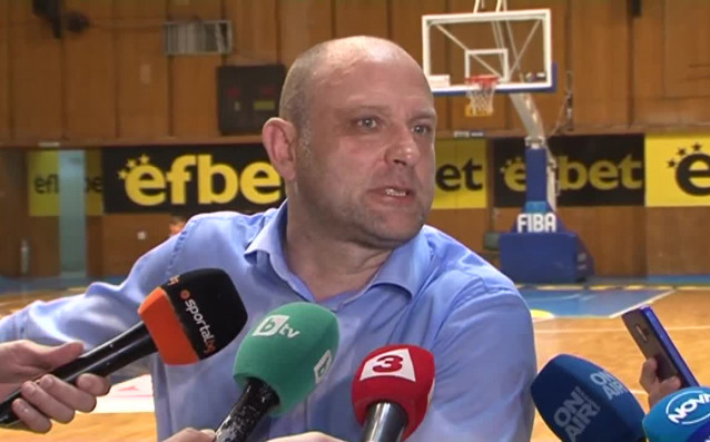 Треньорът на "сините" Тити Папазов честити на Балкан за победата