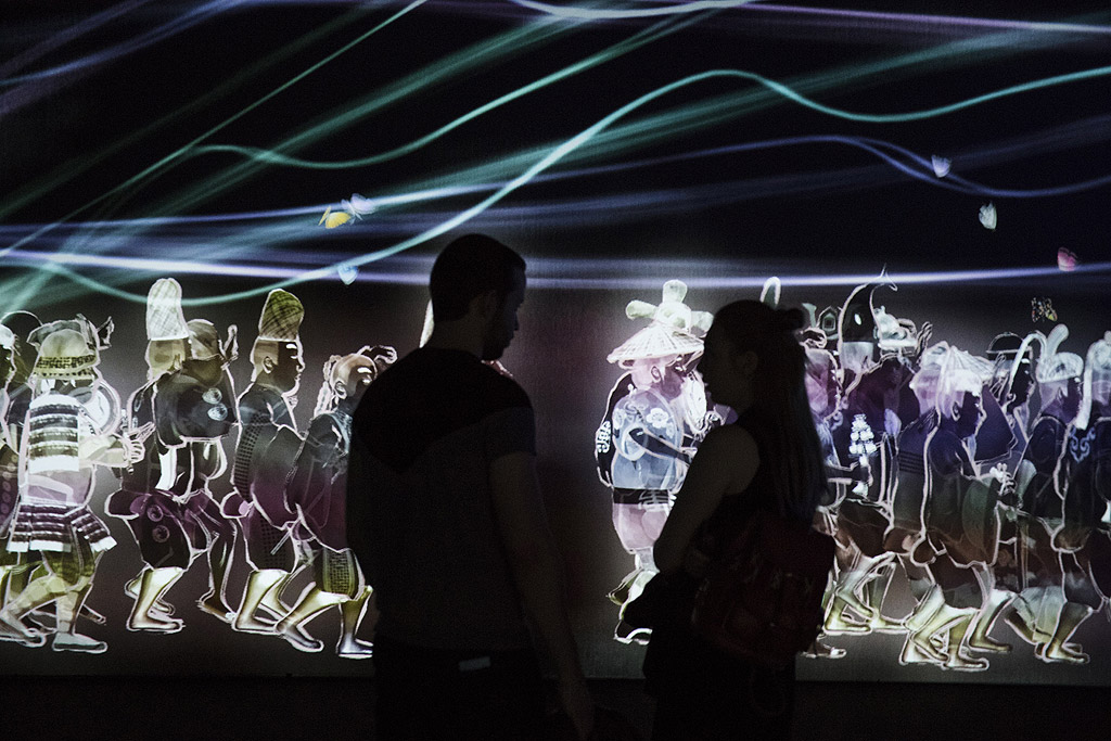 Хората гледат дигитални произведения на изкуството като част от инсталацията "au-delaa des limites" (отвъд границите) от японската група teamLab в Париж, Франция, 24 май 2018 г. Изложбата от 2 000 квадратни метра е открита до 9 септември.