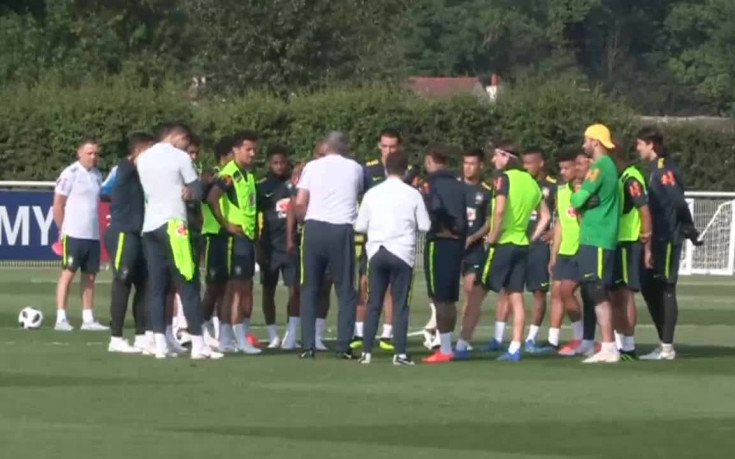 Фирмино се присъедини два дни по-рано към лагера на Бразилия в Лондон