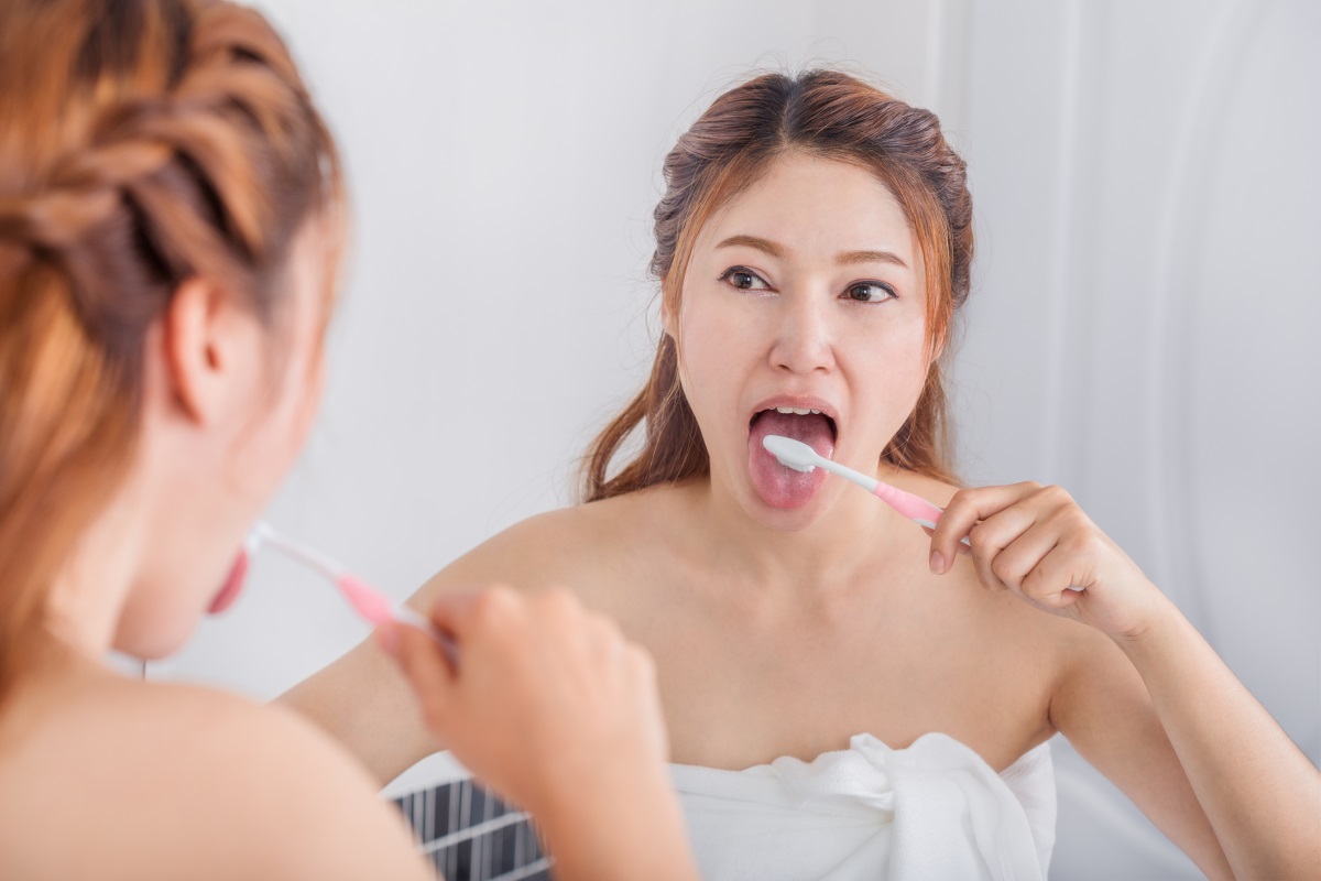 2. Измийте зъбите и езика си  - Някои може би пропускат миенето на зъбите преди лягане, но то е от съществено значение за добрия дъх на сутринта. Храната, която е останала между зъбите ви след вечеря, допринася за неприятната миризма.