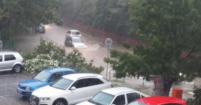 Поройният дъжд преди ден във Варна е наводнил и едно