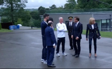 Макрон посети френските национали