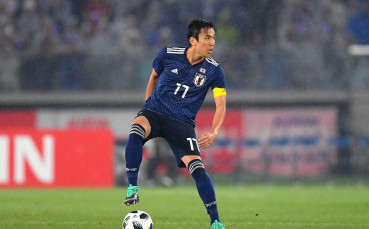 Японският защитник Макото Хасебе ще остане в актуалния си клуб
