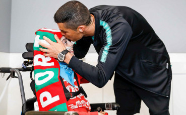 Кристиано Роналдо сбъдна мечтата на две деца