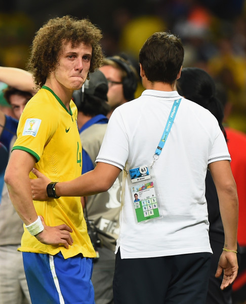 Давид Луис сълзи Бразилия 2014 юли1