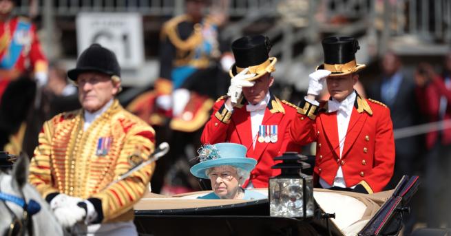 Стотици британски бойци участват в традиционния военен парад, с който