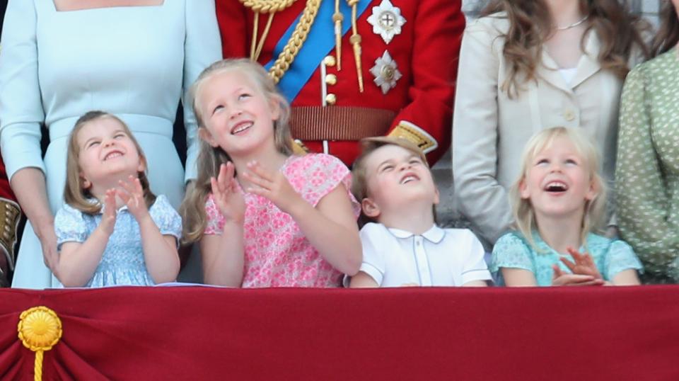  Внуците на кралица Елизабет се забавляваха откровено по време на тържествата по случай рождения ден на прабаба им. 