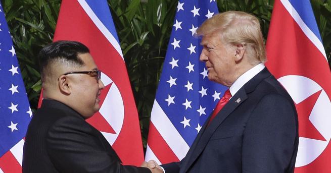 Историческо ръкостискане между американския президент Доналд Тръмп и севернокорейския лидер