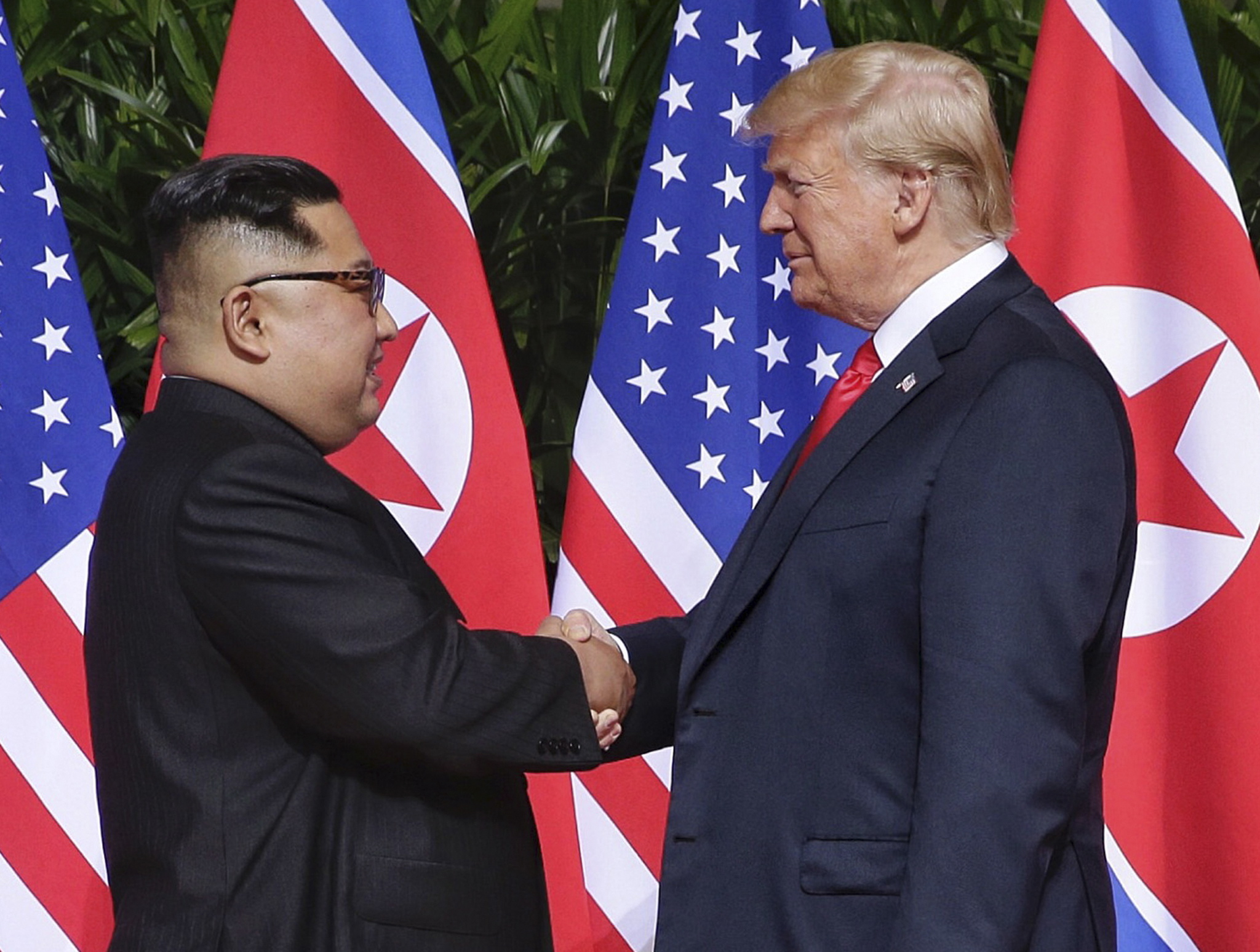 Историческо ръкостискане между американския президент Доналд Тръмп и севернокорейския лидер Ким Чен-ун се състоя днес в Сингапур. Това е първата среща между действащ американски президент и севернокорейски лидер.