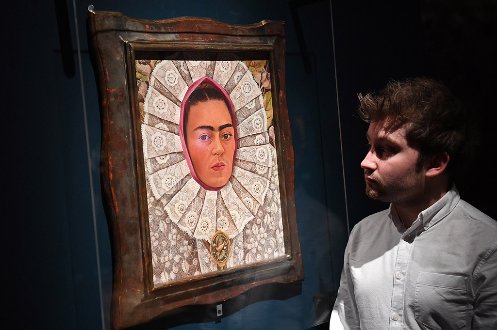Вещи на мексиканската художничка Фрида Кало са показани в музея "Виктория и Албърт" в Лондон, Великобритания. Това е първата изложба извън Мексико и ще бъде от 16 юни до 14 ноември.
Посетителите могат да разгледат над 200 експоната - дрехи, козметични продукти и бижута на Кало, както и нейни фотографии и автопортрети. Част от експонатите са изложени за първи път извън Мексико, а други досега не са показвани пред публика