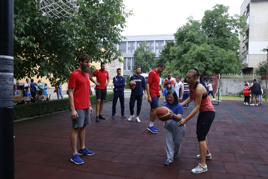 Баскетболните национали посетиха дом за деца с увреждания1