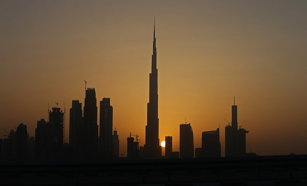 Бурж Халифа, Дубай Бурж Халифа е най-високият небостъргач в света с височина от 828 метра и има 163 етажа. Разположена в Дубай, най-високата сграда, строена някога, е събрала няколко световни рекорда. Наблюдателната площадка наскоро беше преместена на 148-ия етаж (около 555.7 метра, предишната й позиция беше на 125-ия етаж). Също така, тук е най-високият ресторант в света. Бурж Халифа бе построена през 2010 година от Emaar Properties за 1,5 млрд. долара. Кулата е част от новоизградения комплекс Даунтаун Дубай в близост до главния търговски квартал на града и заемащ площ от 2 кв./км.