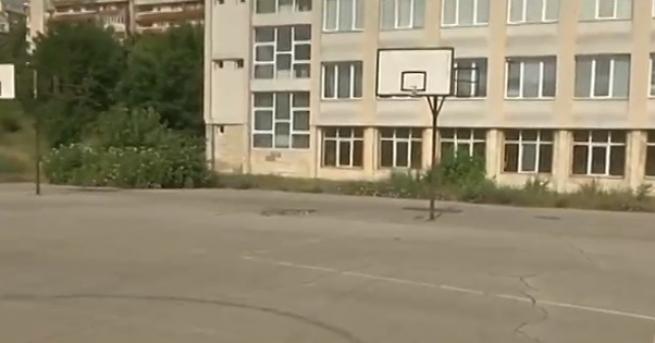 В русенско училище вдигат 3 метрова ограда за да предпазят учениците Причината