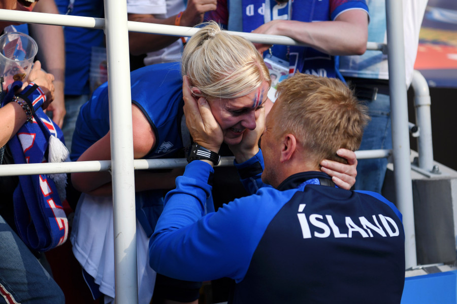 Футболистите на Исландия след ремито с Аржентина1