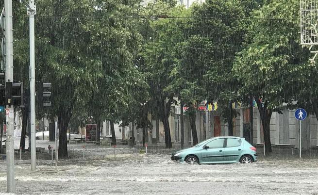  На места в центъра на Бургас улиците са наводнени 